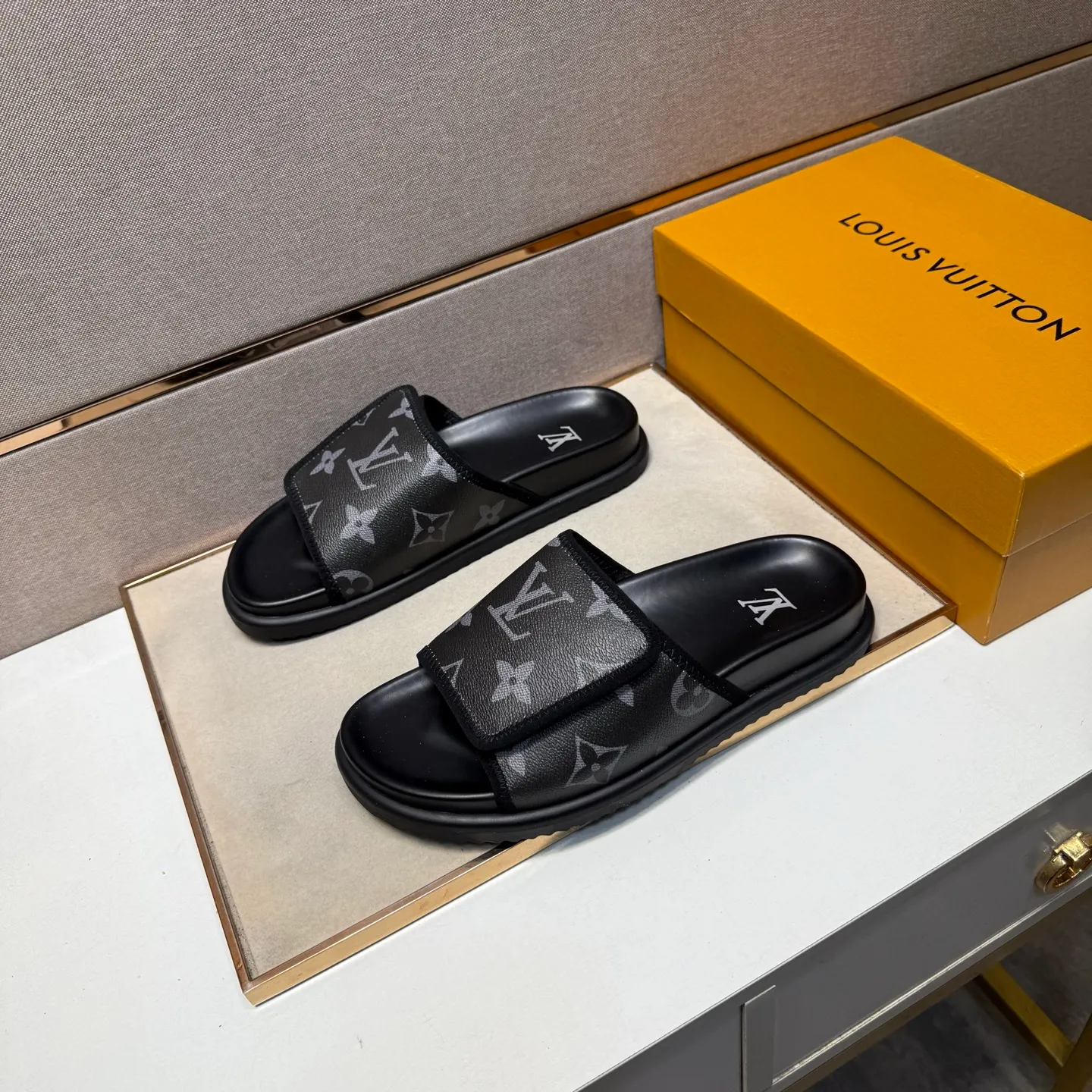 ⬛️Men's shoes 💰p320 [LV～] Men's casual slippers 2025z cabinet sales simultaneously 🔶Size: 38-44 #️⃣ 🔷3 colors🔜The upper is made of multi-material splicing ➕Genuine leather lining, comfortable and breathable, sole: original comfortable and wear-resistant outsole, ⚠️real thing📱photographed🎬real thing is better📢📢📢